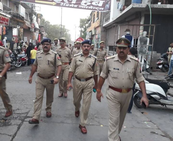 सभी जिलों में पुलिस कप्तानों ने गश्त की. ये तस्वीर पश्चिमी यूपी के बुलंदशहर की है.