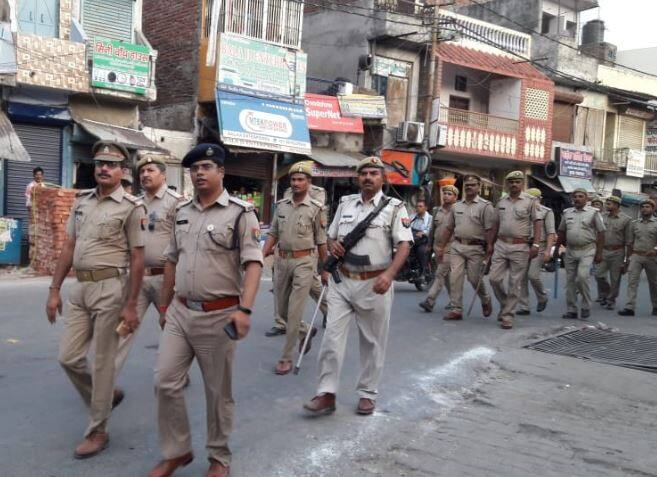 फतेहगढ़ में भी एसएसपी ने अपने साथियों के साथ 5 किलोमीटर की गश्त की और शहर के हालात देखे. 