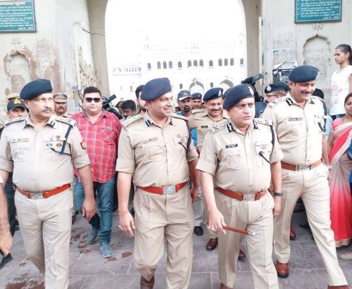 सभी ज़िलों के एसपी और एसएसपी ने भी अपने इलाकों में पैदल मार्च किया फिर अपनी-अपनी तस्वीरें भी ट्विटर पर पोस्ट कीं. पैदल गश्त कर पीएम नरेंद्र मोदी के फिटनेस चैलेंज को स्वीकार करने का आयडिया डीजीपी का था.