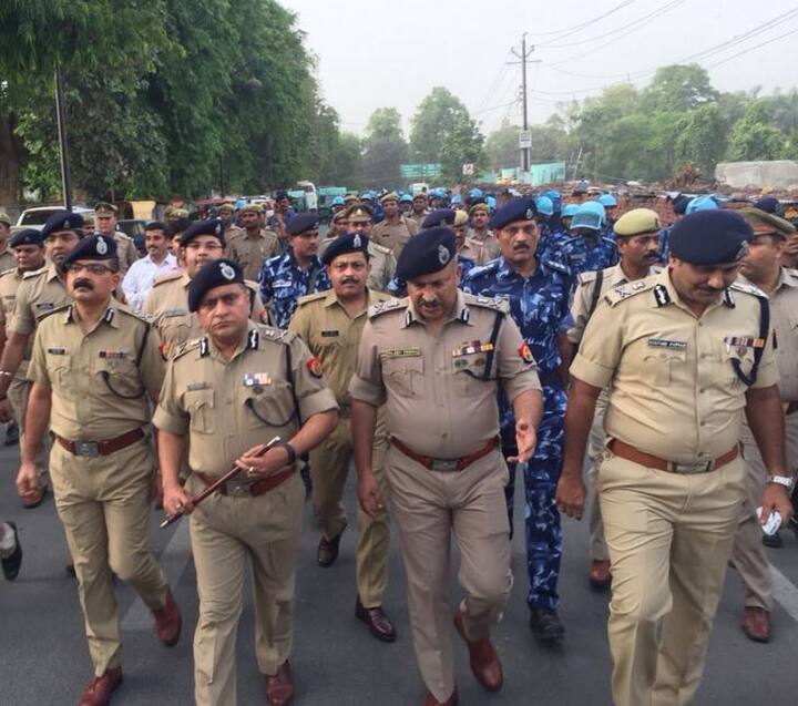 उनके साथ यूपी के एडीजी लॉ एंड ऑर्डर आनंद कुमार भी साथ रहे. लखनऊ के एडीजी राजीव कृष्णा, आईजी सुजीत पांडे, एसएसपी दीपक कुमार ने भी 5 किलोमीटर की फुट पेट्रोलिंग की.