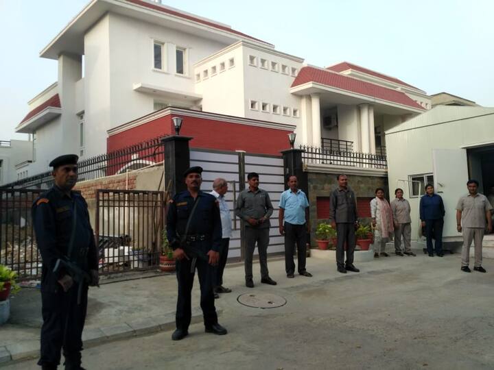 सुप्रीम कोर्ट के आदेश के बाद उन्हें सरकारी बंगला ख़ाली करना पड़ा था. यूपी में पूर्व मुख्यमंत्रियों को सरकारी घर मिलने का क़ानून रहा है लेकिन अदालती फ़रमान के बाद मुलायम ने 2 जून को सरकारी मकान छोड़ दिया था.