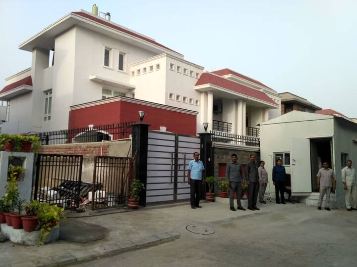 इसके बाद वे दिल्ली चले गए थे. इस दौरान अंसल सिटी में उनका बंगला तैयार होता रहा. सरकारी मकान के मुक़ाबले उनका नया वाला घर बहुत छोटा है. मुलायम के मित्र और समाजवादी पार्टी सांसद संजय सेठ ने उन्हें ये घर दिलाया है.