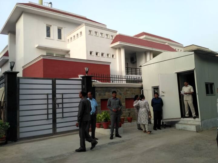 समाजवादी पार्टी के लोग उन्हें ‘नेताजी’ कह कर बुलाते हैं. अपना सरकारी बंगला बचाने के लिए मुलायम सिंह ने योगी आदित्यनाथ से भी भेंट की थी. यूपी के सीएम को उन्होंने एक फ़ार्मूला भी बताया था.