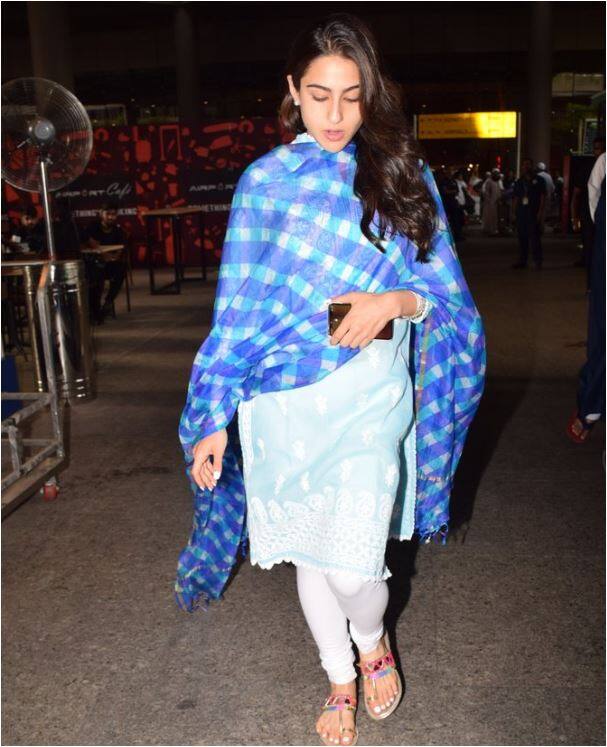 सबसे पहले सैफ अली खान की बेटी सारा अली खान एयरपोर्ट पर नजर आईं. सफेद से सिंपल ड्रेस में सारा खूबसूरत लग रही थीं पर कैमरे से नजरें चुराती दिखीं. (तस्वीर-मानव मंगलानी)