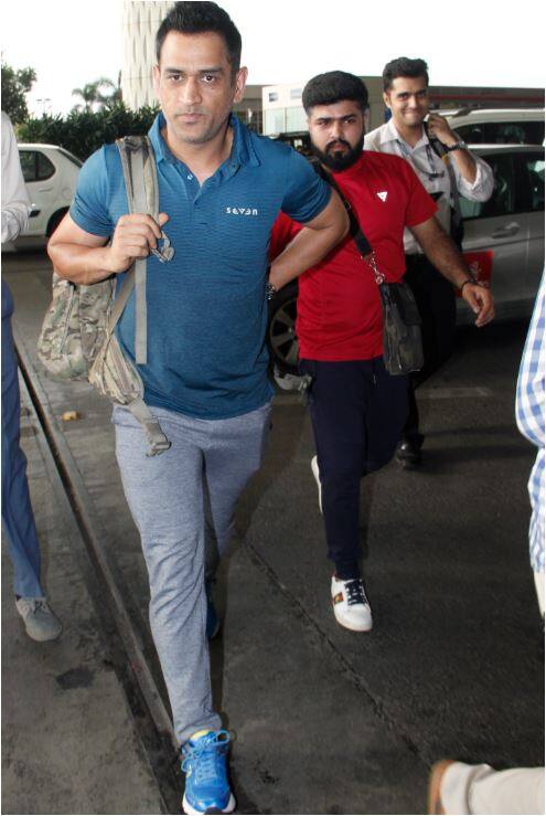 भारतीय क्रिकेट टीम के एक और स्टार बल्लेबाज और पूर्व कप्तान महेंद्र सिंह धोनी को भी एयरपोर्ट पर देखा गया. धोनी अपने कूल अंदाज में मुस्कुराते हुए निकल गए. (तस्वीर-मानव मंगलानी)