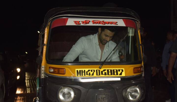 रेस 3 में दिखने वाले फ्रेडी दारुवाला यहां पर ऑटो में पहुंचे.