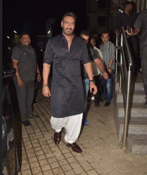 अजय देवगन तो किसी फिल्म की स्क्रीनिंग पर रेयर ही दिखाई देते हैं. आज वो भी ये फिल्म देखने पहुंचे.