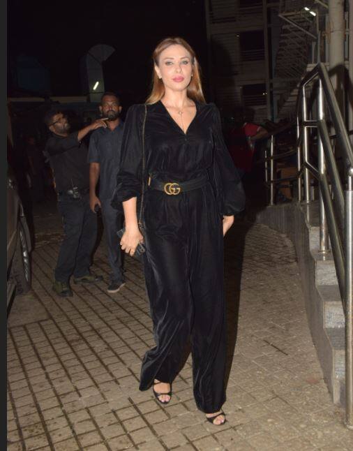 बता दें कि रेस 3 के गाने 'पार्टी चले ऑन' में अपनी आवाज दी है.