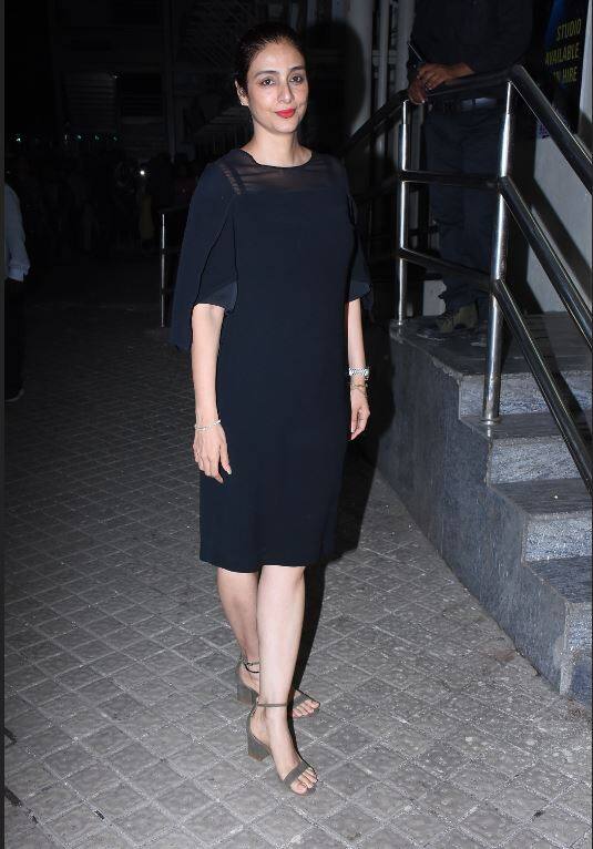 अभिनेत्री तब्बू यहां ब्लैक ड्रेस में काफी खूबसूरत लग रही थीं. तब्बू सलमान की अगली फिल्म भारत में उनके साथ नज़र आने वाली हैं.