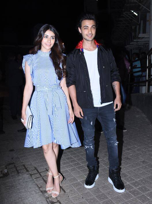 आयुष शर्मा यहां अपनी को-एक्टर वारिना हुसैन के साथ दिखे. इनकी फिल्म लवरात्रि का टीजर आज ही रिलीज हुआ है.