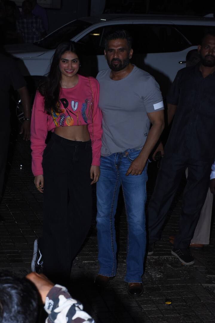 आथिया शेट्टी ये फिल्म देखने पापा सुनील शेट्टी के साथ पहुंचीं.