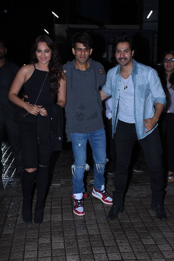 वहीं वरुण धवन और सोनाक्षी सिन्हा एक साथ फिल्म देखने पहुंचे. ये दोनों कलंक में साथ नज़र आने वाले हैं.