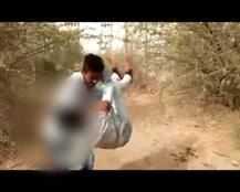 Viral Video: महाराष्ट्र में कुएं में नहाने और गुजरात में जूती पहनने पर दलितों की बेरहमी से पिटाई