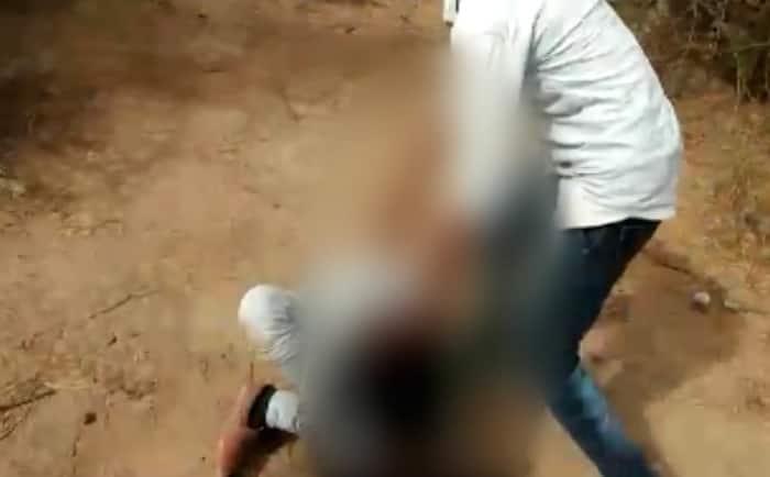 Viral Video: महाराष्ट्र में कुएं में नहाने और गुजरात में जूती पहनने पर दलितों की बेरहमी से पिटाई