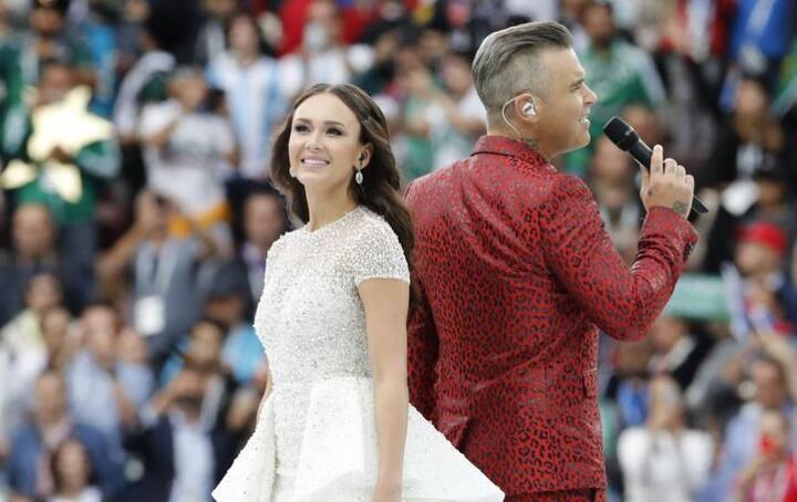 इस आयोजन में रशियन सिंगर रोबी विलियम्स और सोबेरानो एकदा ने अपनी आवाज देकर चार चांद लगा दिए. साथ ही प्रोग्राम में म्यूजिकल एक्ट्स, जिमनास्टिक जैसे और भी प्रोग्राम हुए. तस्वीर: एफपी तस्वीर: एफपी