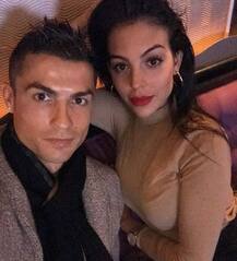 दुनिया के सबसे अमीर फुटबॉल खिलाड़ी की गर्लफ्रेंड रह चुकी है वेटर, अब हॉट अदाओं से करती है सबको घायल