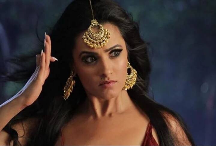 इस हफ्ते की टीआरपी लिस्ट में बाकी सीरियल को पछाड़ते हुए कलर्स टीवी के मशहूर सीरियल 'नागिन' के सीजन तीन ने एंट्री ली है. अपने पहले हफ्ते में ही टीआरपी रेंटिंग में 10805 इंप्रेशन का भारी व्यूवरशिप हासिल करते हुए नागिन 3 टीआरपी चार्ट में टॉप पर पहुंच गया है.