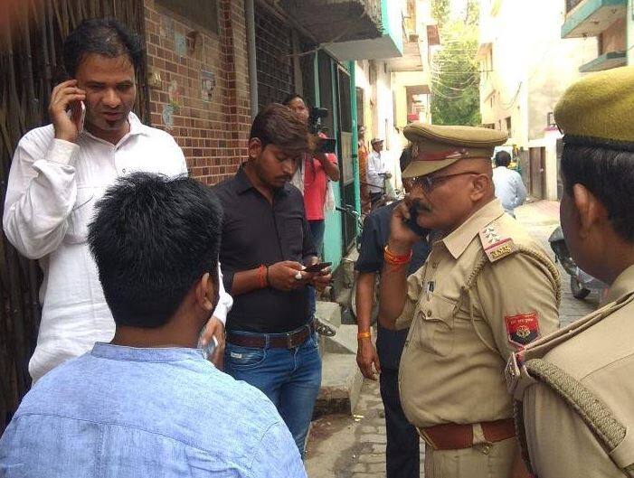 इस मामले में कल तब नया मोड़ आ गया, जब डॉक्टर कफील इसकी शिकायत लेकर डीजीपी कार्यालय पहुंच गए. उन्होंने आरोप लगाया कि पुलिस ने जान-बूझकर इलाज में देरी की. समय रहते उनके भाई को उचित इलाज नहीं दिया गया. पुलिस घटना के बाद 4 घंटे तक इधर-उधर टहलाती रही. उन्होंने गोली लगने के बाद उपचार में अवरोध उत्पन्न करने वाले पुलिस अधिकारियों के खिलाफ कार्रवाई के संबंध में पत्र सौंपा है. इसके पहले डा. कफील ने आईजी लोक शिकायत मोहित अग्रवाल को प्रार्थनापत्र देकर घटना के शीघ्र पर्दाफाश की मांग की थी.