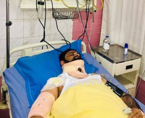 बीआरडी ऑक्सीजन कांड से चर्चित हुए डॉक्टर कफील के भाई कासिफ जमील को 10-11 जून की रात स्कूटी सवार दो अज्ञात हमलावरों ने कोतवाली क्षेत्र के जेपी हास्पिटल के पास गली में गोली मार दी थी. कासिफ को तीन गोली मारी गई थी. एक गोली उसके बांह और सीने को छूकर निकल गई थी. वहीं तीसरी गोली उसके गर्दन में फंस गई थी. जिसे बाद में ऑपरेशन के जरिए निकाला गया. उसके बाद कासिफ की तबियत खराब होने के बाद उसे लखनऊ रेफर कर दिया. जहां उसकी हालत में सुधार है.