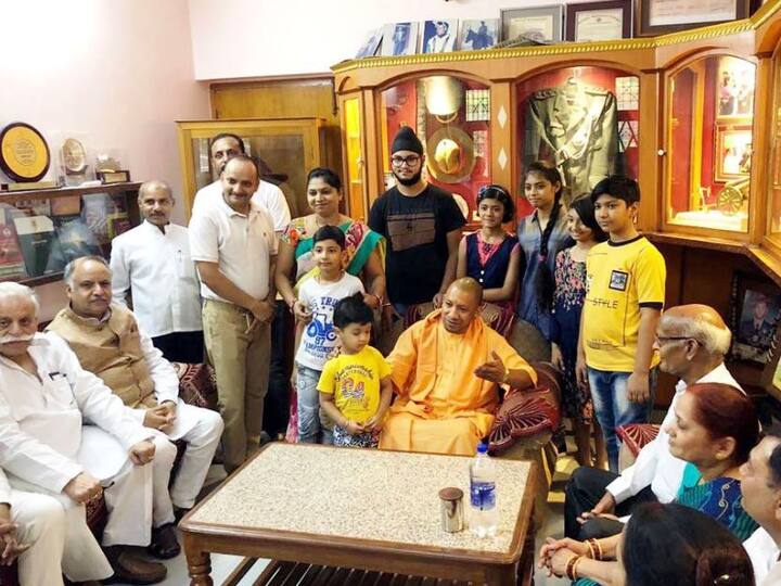 इसके बाद योगी शहीद कैप्टन मनोज पाण्डेय के घर पहुंचे. यहां वे उनके पिता गोपीचंद पाण्डेय और परिवार के लोगों से मिले और बीजेपी सरकार की उपलब्धियां गिनाईं. सीएम ने उनसे 2019 में कमल का साथ देने की अपील की. गोपीचंद पाण्डेय ने कहा, 