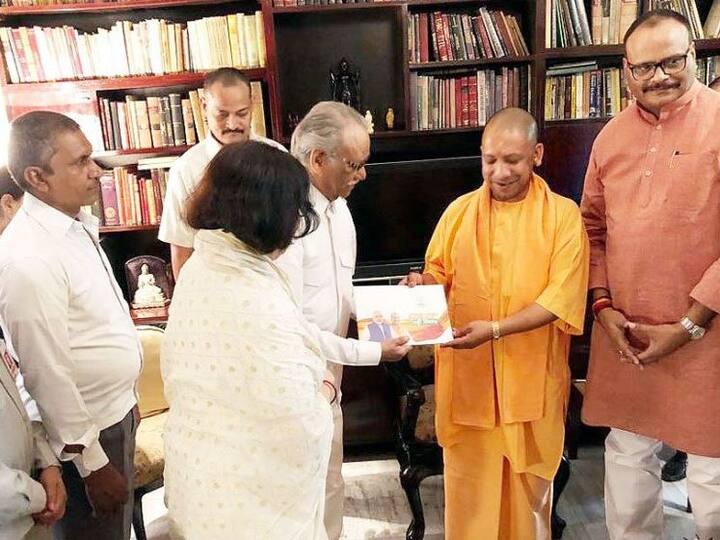 योगी यहां से प्रसिद्ध रंगकर्मी राज बिसारिया के घर पहुंचे. मुख्यमंत्री ने राज बिसारिया से कहा कि आपने कला और संस्कृति को बढ़ाने का काम किया है, इसीलिए इस अभियान के तहत हमने आपको भी चुना. राज बिसारिया ने कहा, 