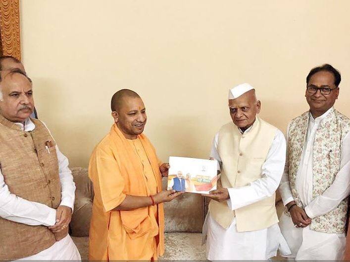 इसके बाद मुख्यमंत्री योगी सेवानिवृत्त न्यायाधीश एच़एऩ तिलहरी के घर पहुंचे. इस दौरान तिलहरी ने मुख्यमंत्री को संविधान की हस्तलिखित प्रति दिखाई. सीएम ने उन्हें भी सरकार की उपलब्धियों वाली बुकलेट सौंपी.