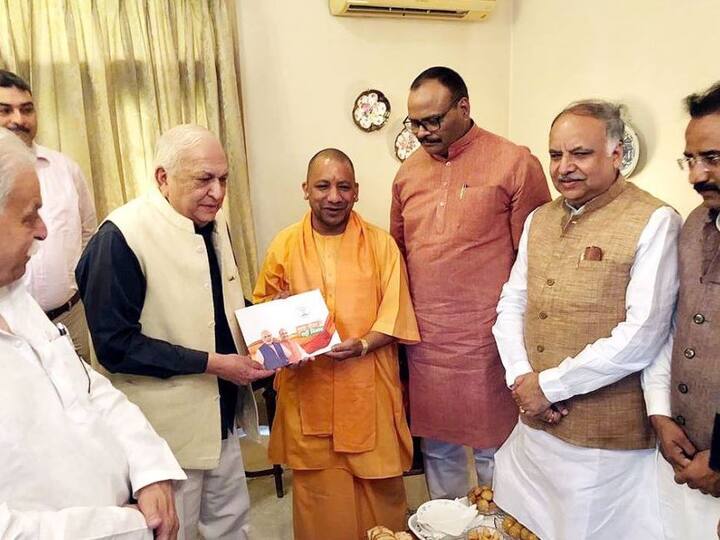 योगी लखनऊ में पद्मश्री डॉ़ मंसूर हसन (हृदय रोग विशेषज्ञ) के घर पहुंचे और उनसे लोकसभा चुनाव 2019 के लिए समर्थन मांगा. यहां मुलाकात के दौरान मुख्यमंत्री योगी ने उन्हें प्रधानमंत्री नरेंद्र मोदी की चार साल की उपलब्धियां बताईं. इस संबंध में जारी बुकलेट सौंपकर डॉ. हसन से बीजेपी का साथ देने की अपील की.