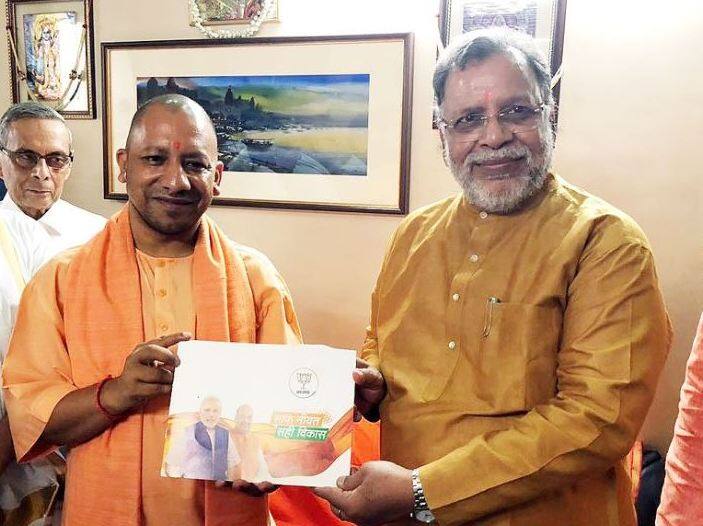 इन दिनों बीजेपी संपर्क फॉर समर्थन अभियान चला रही है. इस अभियान के तहत बीजेपी के नेता बड़ी और प्रसिद्ध हस्तियों के साथ मुलाकात करते हैं और पिछले 4 साल की सरकार की उपलब्धियों के बारे में बताते हैं. इसके बाद समर्थन मांगते हैं. पार्टी के तमाम कद्दावर नेता इस काम में लगे हैं. यूपी में भी सीएम योगी खुद बढ़ चढ़ कर संपर्क फॉर समर्थन अभियान में जुटे हैं.