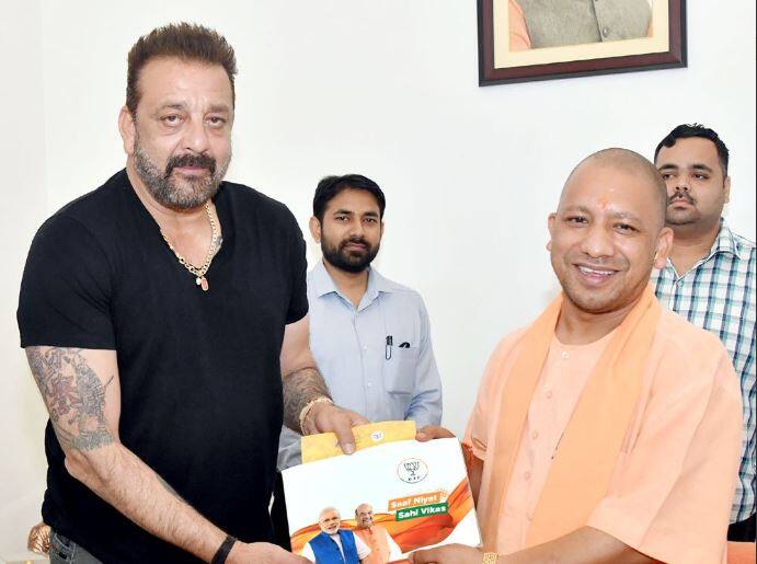 इससे पहले योगी आदित्यनाथ अभिनेता संजय दत्त से भी संपर्क फॉर समर्थन अभियान के तहत मिल चुके हैं. संजय इन दिनों यूपी में प्रस्थानम फिल्म की शूटिंग कर रहे हैं.