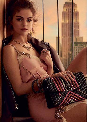  वहीं, सेलेना के प्रशंसकों को स्टेफानो की यह टिप्पणी नागवार गुजरी और उन्होंने डिजाइनर को घृणित और अपमानजनक कहते हुए कहा कि उन्हें इस पर शर्म आनी चाहिए. फोटोः इंस्टाग्राम