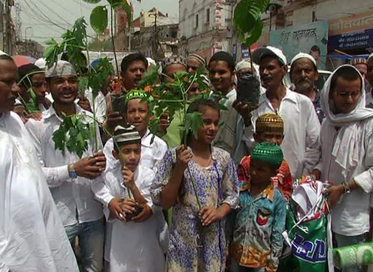 allahabad alvida namaz last juma of ramadan अलविदा की नमाज़ में बांटे गए पौधे, दिलाई गई पर्यावरण बचाने की शपथ