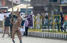 जम्मू-कश्मीर: \'पत्थरबाज\' के जनाजे में पहुंचे आतंकी, लहराई बंदूकें