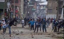 जम्मू कश्मीर: पत्थरबाजी कर रहे युवक पर सेना ने चलाई गोली, मौत