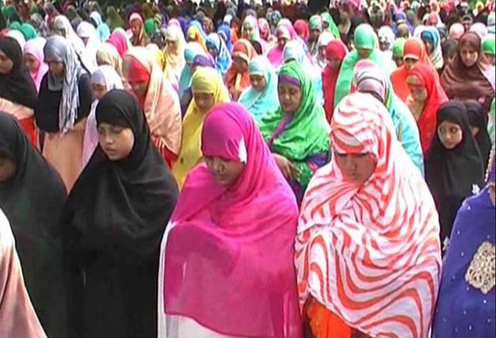उत्तर प्रदेश में एक ईदगाह ऐसी भी है जहां महिलाएं नमाज अदा करती हैं. पिछले कई दशकों से ईद के मौके पर महिलाएं यहां ईद की नमाज पढ़ती हैं.