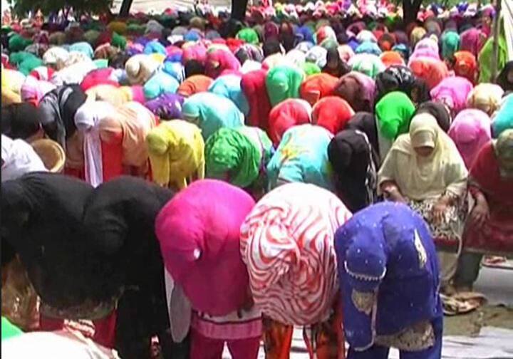 कानपुर के फेथफुलगंज स्थित ईदगाह में आज बड़ी संख्या में महिलाओं ने नमाज अदा की. अधिकतर महिलाएं अपने बच्चों को भी साथ लाई थीं.