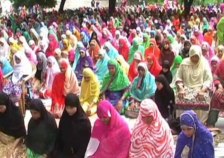 उन्होंने बताया कि इस्लाम में लिखा है कि अल्लाह की इबादत करने के लिए महिलाएं ईदगाह जा सकती है और नमाज अदा कर सकती हैं.