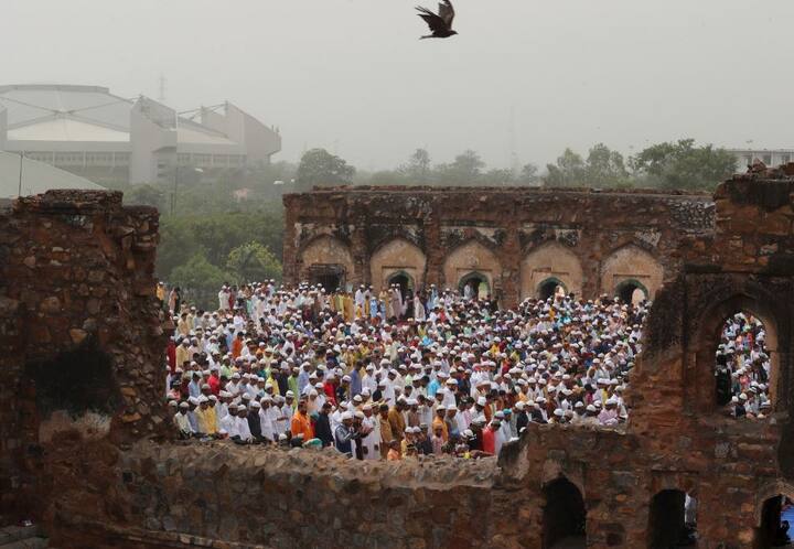 ईद की रौनक हर जगह है. ईद के दिन मुसलमान ईदगाह में इकट्ठे होकर ईद-उल-फ़ितर की नमाज़ अदा करते हैं.