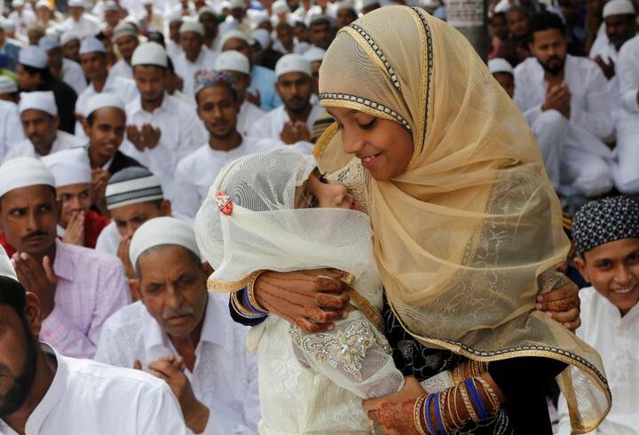 इस दिन लोग अपने सभी गिल शिकवे भूलाकर आपस में गले मिलते हैं.