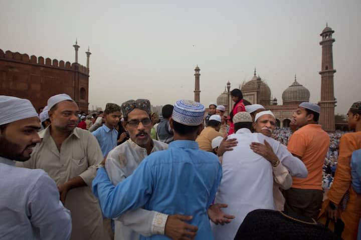 ईद का त्योहार बड़ी धूमधाम से मनाया जाता है. इस्लामी कैलेंडर के तहत रमजान का महीना पूरा होने पर ईद मनाई जाती है.