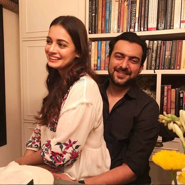 इस मौके पर दीया और उनके पति साहिल सांघा ने एक तस्वीर शेयर करते हुए कहा, नेहा धूपिया को फोटो खींचने के लिए धन्यवाद भी दिया. तस्वीर: इंस्टाग्राम