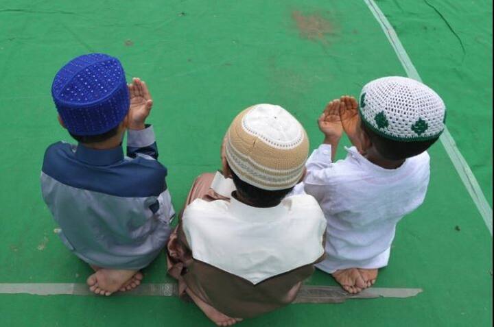 मुंबई: देशभर में आज धूमधाम से ईद मनाई जा रही है. ईद-उल-फ़ितर मुसलमानों का पवित्र त्योहार है. ईद का त्योहार बड़ी धूमधाम से मनाया जाता है. इस्लामी कैलेंडर के तहत रमजान का महीना पूरा होने पर ईद मनाई जाती है. ईद की रौनक हर जगह है. ईद के दिन मुसलमान ईदगाह में इकट्ठे होकर ईद-उल-फ़ितर की नमाज़ अदा करते हैं. नमाज के बाद लोगों ने गले मिलकर एक दूसरे को मुबारकबाद दी है. रमज़ान के पूरे महीने में मुसलमान रोज़े रखकर अल्लाह की इबादत में गुज़ारते हैं. इस साल रमज़ान का महीना 17 मई को शुरु हुआ था. ऐसे मौके पर टीवी की तमाम हस्तियों ने अपने चाहने वालों के बीच ईद की मुबारकबाद पेश की है.