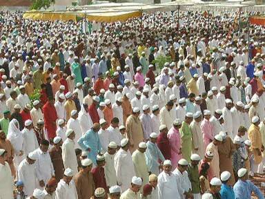 लोगों ने नमाज अता करने के बाद गले मिलकर एक- दूसरे को खुशियों के इस त्यौहार की मुबारकबाद दी और आपस में खुशियां बांटी. हालाँकि उमस भरे मौसम की वजह से लोगों को कुछ दिक्कतों का सामना भी करना पड़ा.