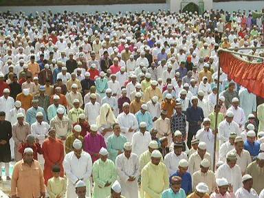 नमाज के दौरान ईदगाह व दूसरी मस्जिदों के आस- पास सुरक्षा के कड़े इंतजाम किये गए थे. ईद के मौके पर इलाहाबाद में कई जगहों पर मेले लगे हुए हैं, जहां बच्चों से लेकर औरतों तक की जबरदस्त भीड़ है. इस ख़ास मौके पर जगह- जगह सिंवईयों से लोगों का मुंह भी मीठा कराया जा रहा है.