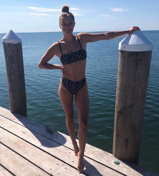 हाल में नीना अगदल ने अपने इंस्टाग्राम पर एक हॉट फोटो शेयर की है. वो इस फोटोशूट में बिकिनी पहने नज़र आ रही हैं. तस्वीर: इंस्टाग्राम