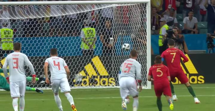 रोनाल्डो अब इंटरनेशनल लेवल पर दूसरे सबसे ज्यादा गोल करने वाले खिलाड़ी बन गए हैं. इंटरनेशनल लेवल पर सबसे ज्यादा गोल करने का रिकॉर्ड ईरान के अली के नाम दर्ज है.