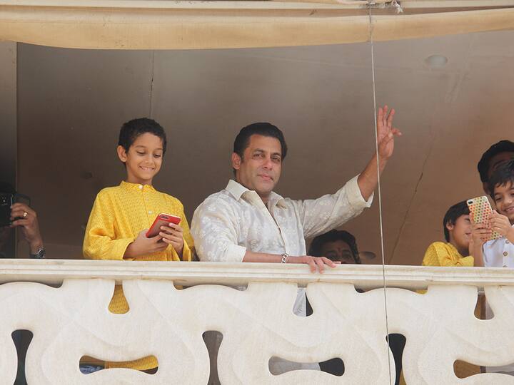कल ही यानि ईद के एक दिन पहले ही सलमान की फ़िल्म 'रेस 3' भी रिलीज हुई है.