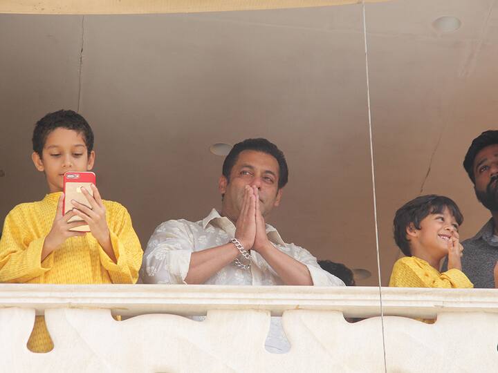  सलमान इस दौरान क्रीम कलर की शर्ट में थे.