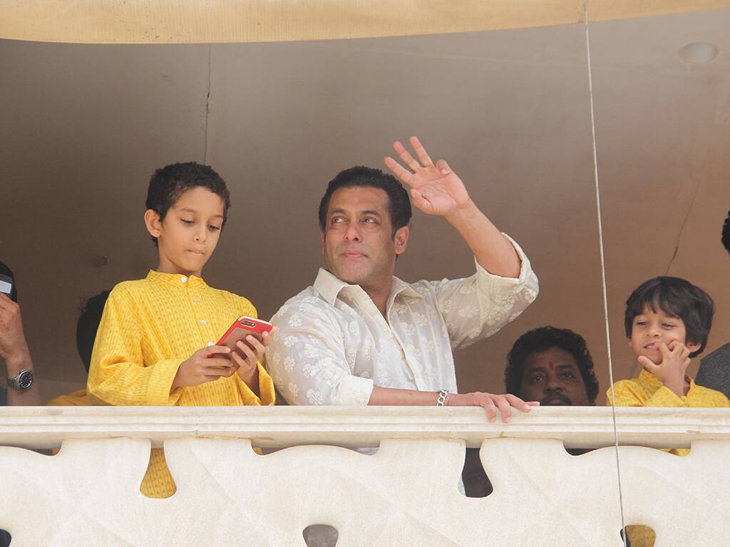 ईद पर सलमान की झलक पाने पहुंचे थे फैंस, पुलिस ने किया लाठी चार्ज, देखें VIDEO