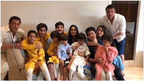 खान परिवार ने देखिए कैसे सेलिब्रेट किया ईद, देसी अवतार में नज़र आईं सलमान की गर्लफ्रेंड यूलिया खान परिवार ने देखिए कैसे सेलिब्रेट किया ईद, देसी अवतार में नज़र आईं सलमान की गर्लफ्रेंड यूलिया