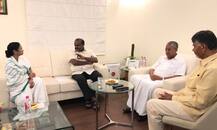 धरने पर बैठे केजरीवाल को मिला चार मुख्यमंत्रियों का साथ, AAP बोली- मोदी के हाथों में लोकतंत्र सुरक्षित नहीं